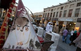 انخفاض سعر الريال القطري مقابل الدولار في الأسواق