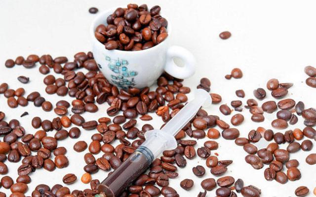 ٥ علامات تدل على إدمان القهوة