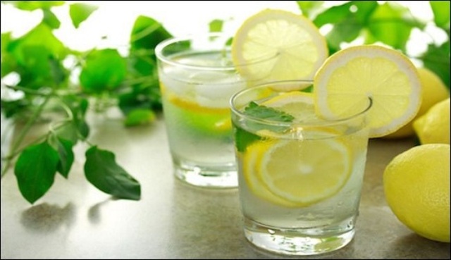 اكتشف فوائد شرب الماء الدافىء مع الليمون