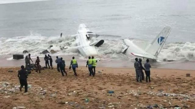 سقوط طائرة بالبحر قبالة ساحل العاج
