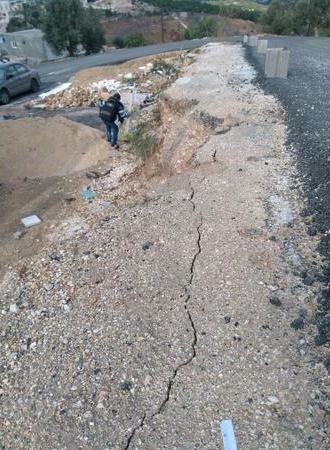 انهيار جزئي للشارع المحاذي لمقبرة ام الينابيع في عجلون