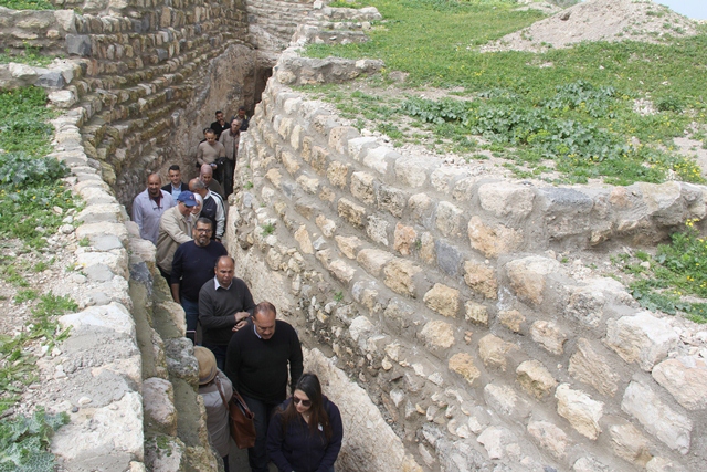 وفد امريكي  يطلع على تأهيل النفق المائي في مدينة جدارا