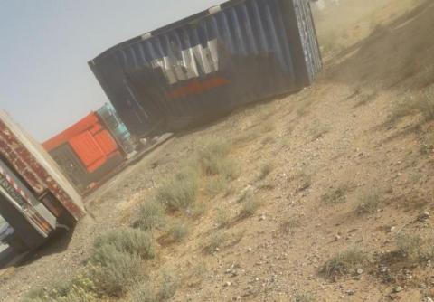 إصابتان بتدهور شاحنة على الطريق الصحراوي