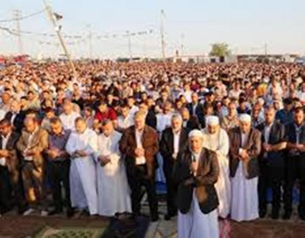 الآلاف يؤدون صلاة العيد في مخيمات العودة