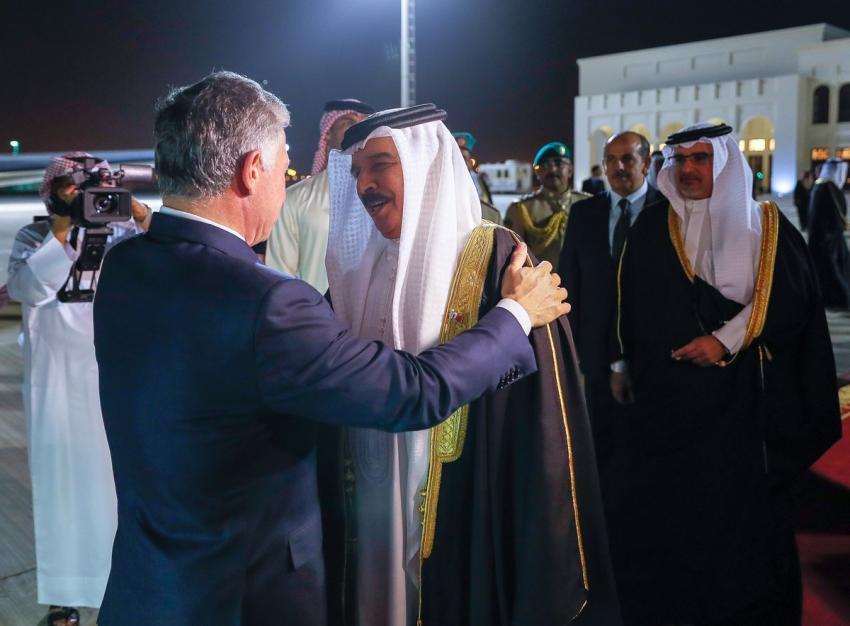 الملك يقدم واجب العزاء للعاهل البحريني