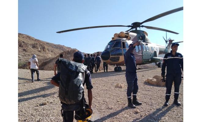 إنقاذ شاب سقط عن مرتفع صخري بواسطة طائرة عامودية..
