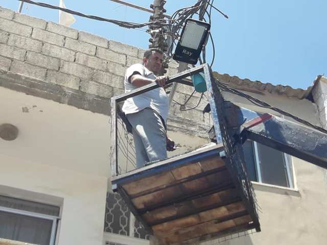 تركيب وحدات إنارة موفرة للطاقة في شوارع عبين