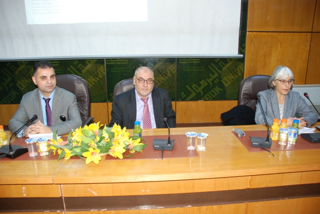 أستاذة من جامعة مانشستر البريطانية تحاضر بطلبة
