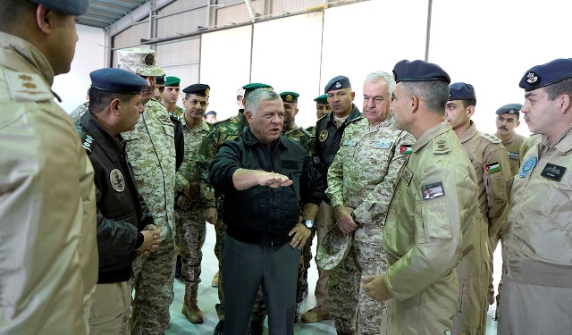 القائد الأعلى يزور قاعدة الملك عبدالله الثاني الجوية