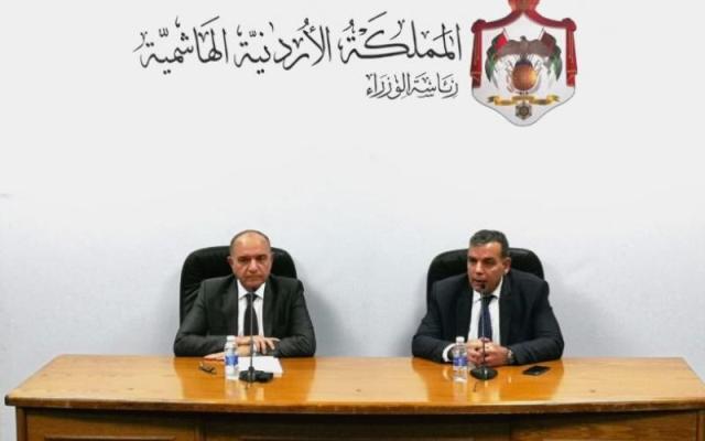 وزير الصحة : استدعاء فوري لمن رافق المصاب على متن الطائرة