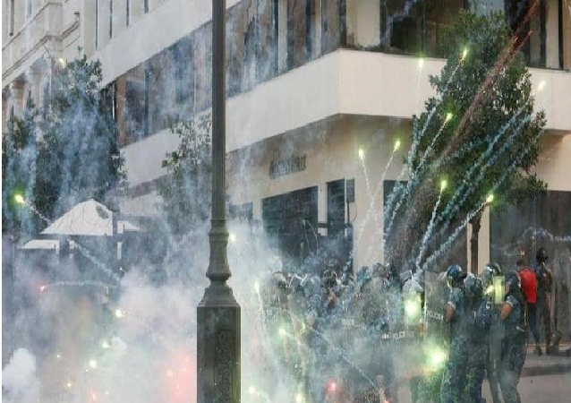 هدوء حذر يسود بيروت بعد اشتباكات عنيفة مع المتظاهرين
