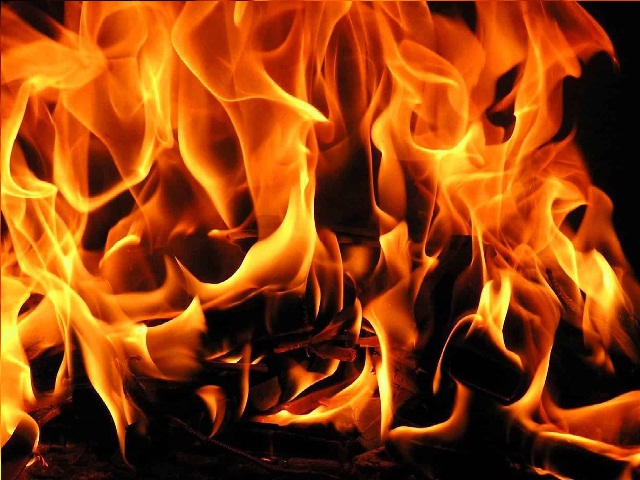 مجهول يضرم النار بمستودع ألبسة في عمان