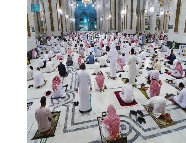 أداء صلاة التهجد في أول ليالي العشر الأواخر من رمضان بالمسجد الحرام