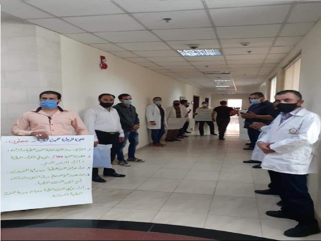 اعتصام غاضب للعاملين بالمهن الطبية أمام مكتب وزير الصحة ..