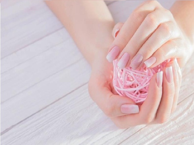 7 أخطاء شائعة تدمر أظافرك
