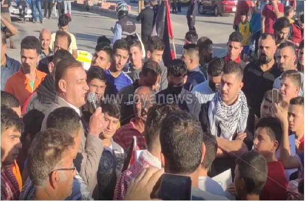 أردنيون في الرمثا ينددون باعتداءات الاحتلال على القدس وقطاع غزة..