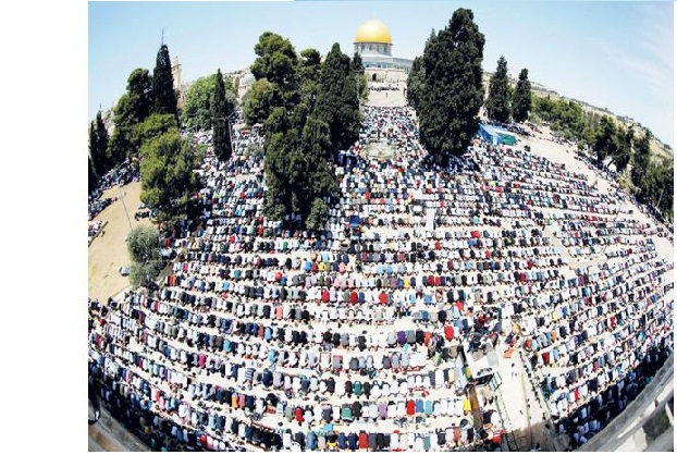 70 ألفا أدوا صلاة الجمعة الاخيرة من رمضان في «الأقصى»