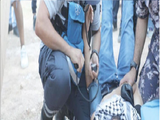 النشامى يسعفون مــشــاركـيــن فــي وقـفـة تضامنية تعرضوا لضربة شمس