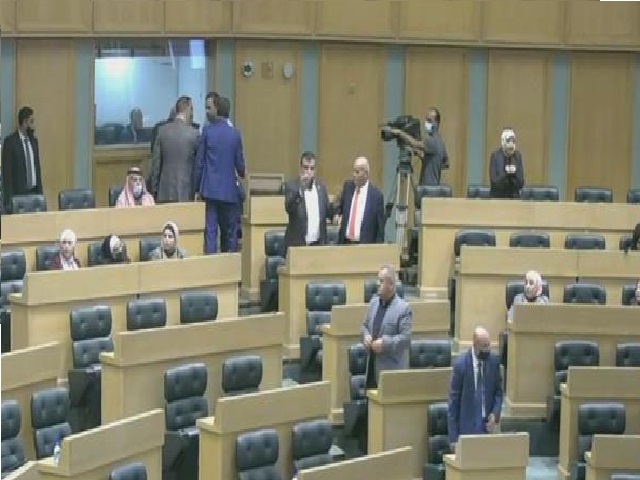 مشادات كلامية تحت القبة ونواب يحولون دون تطورها لشجار بالأيدي