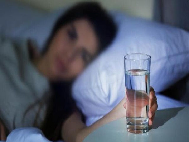 فوائد تناول كوب من المياه قبل النوم