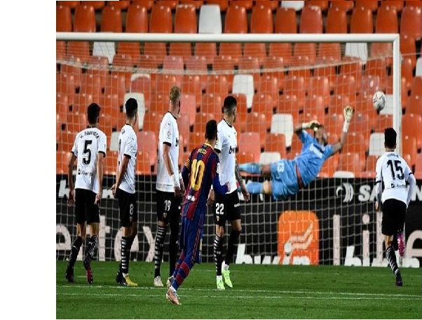 ميسي يقلب الطاولة على فالنسيا ويبقي برشلونة في المنافسة