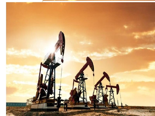 النفط يواصل مكاسبه بعد انخفاض المخزونات الأميركية.. يقترب من 72 دولاراً