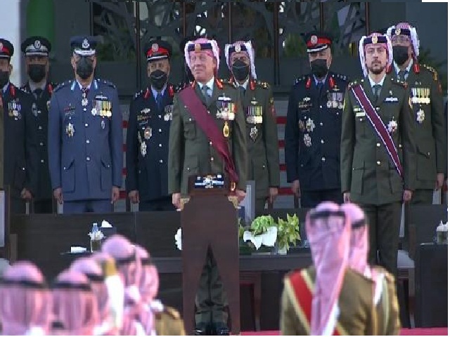 الملك ينعم بوسام مئوية الدولة الأولى على كوكبة من الأردنيين