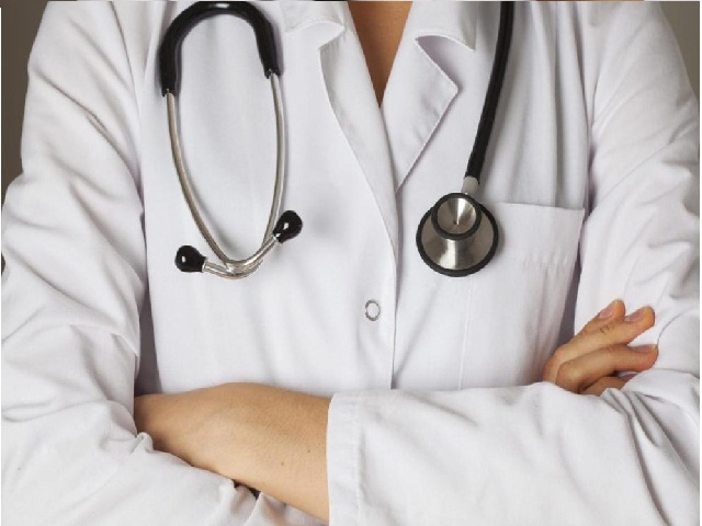 أطباء يمارسون الاختصاص والمسمى «طبيب عام»