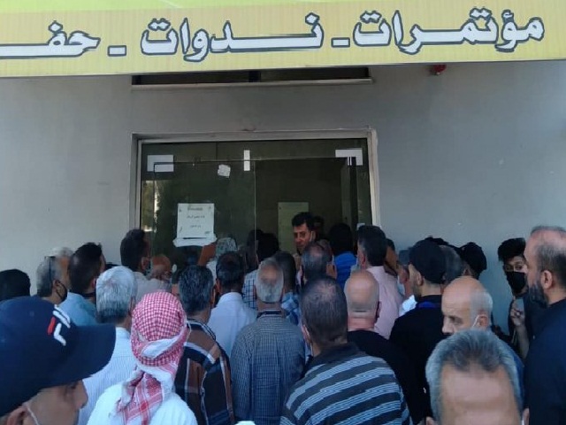 انقطاع الانترنت عن مراكز التطعيم في اربد وازدحامات بسبب