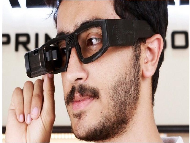 شاب مصري يبتكر نظارة لتحسين التواصل مع الصم والبكم