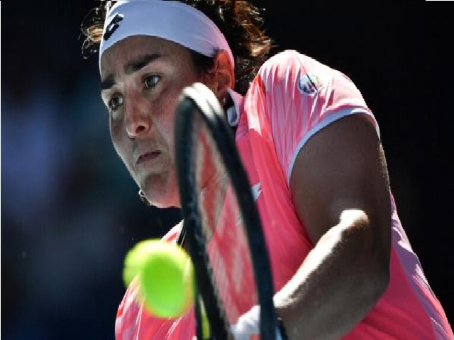 نجمة التنس التونسية تبيع مضربها بـ 12.5 ألف دولار