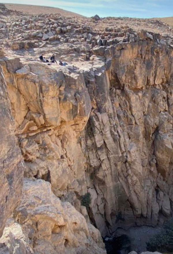 انقاذ شخص سقط عن مقطع صخري في البحر الميت