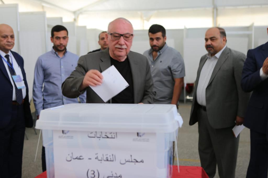 وزير الأشغال يدلي بصوته في انتخابات مجلس نقابة المهندسين الأردنيين