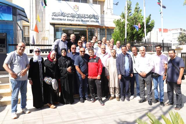 نقيب الصحفيين وعدد من اعضاء المجلس يودعون بعثة الحج الصحفيه والإعلامية.
