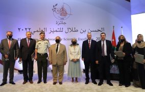 رئيس جامعة البلقاء التطبيقية يتسلم جائزة الحسن بن طلال للتميز العلمي
