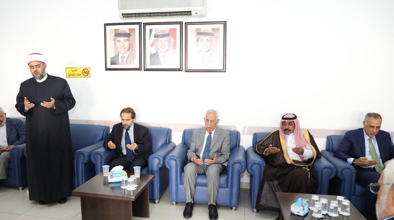 مندوبا عن الملك وسمو الامير الحسين .. رئيس الديوان الملكي الهاشمي يعزي _ ال هاكوز.