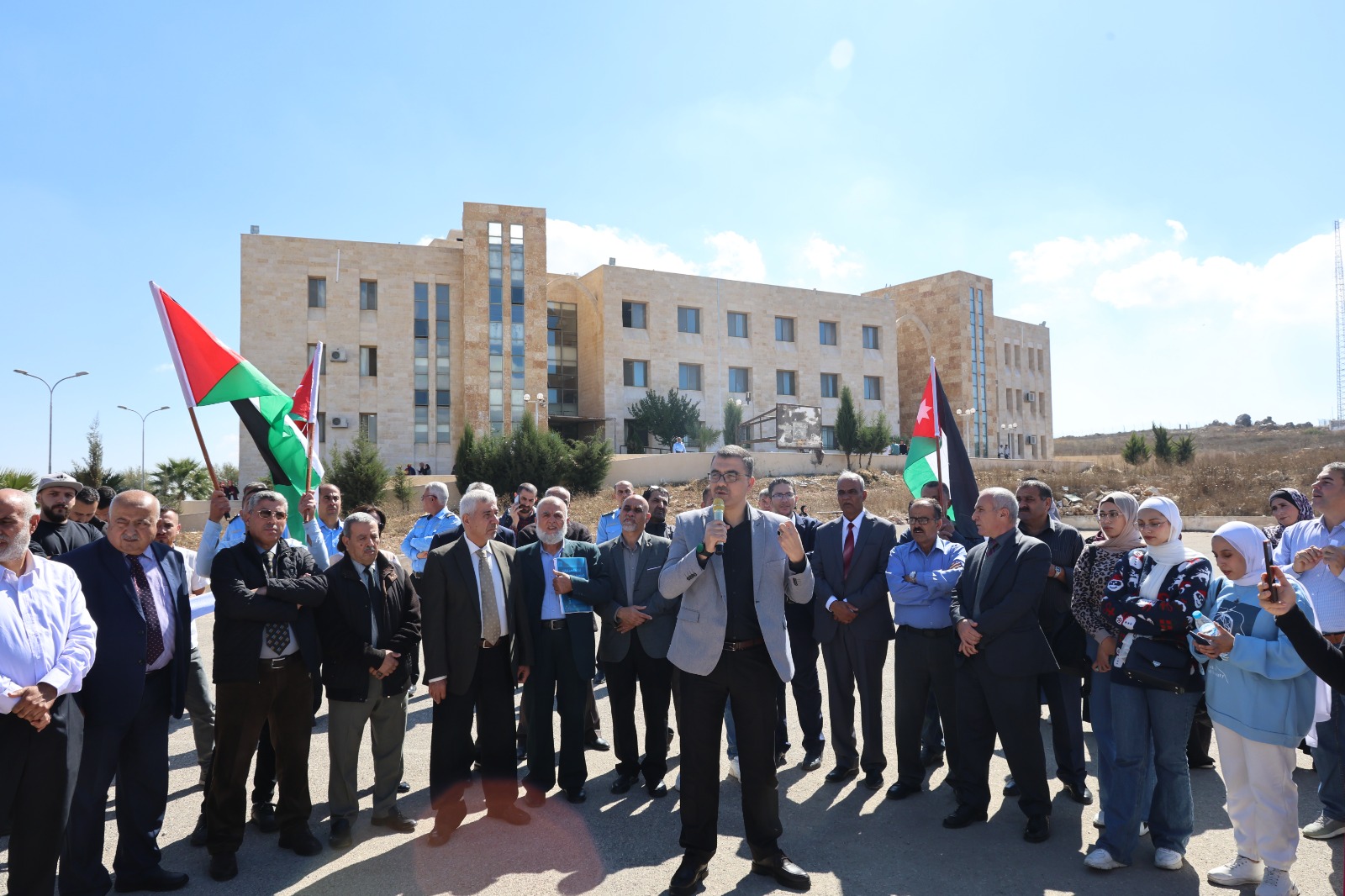 جامعة عجلون الوطنية تنظم وقفة تضامنية نصرة لأهل غزة .