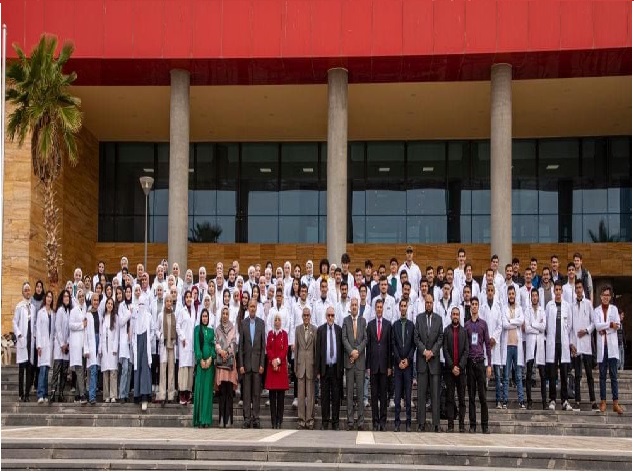 رئيس الجامعة الهاشمية يلتقي الطلبة الجدد في كلية طب الأسنان