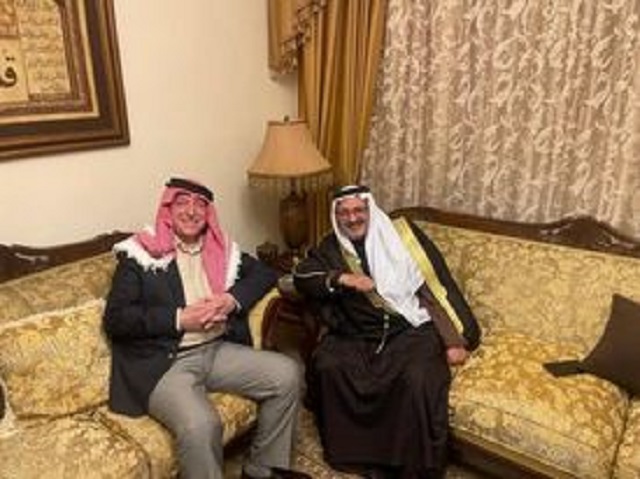 مستشار الملك لشؤون العشائر كنيعان البلوي يزور الطيار المتقاعد أحمد نمروقه