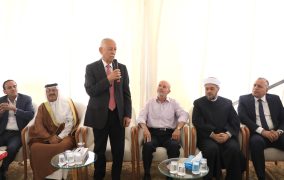 العيسوي يقدم واجب العزاء لذوي الشهيدين العرام والصياح